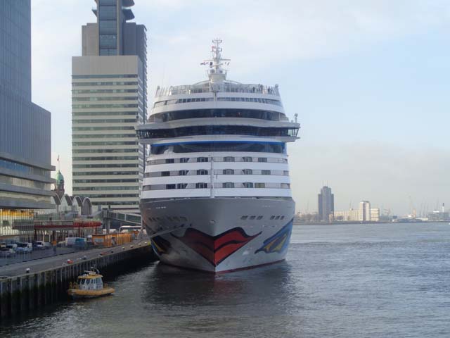 Cruiseschip ms AIDAmar van Aida Cruises aan de Cruise Terminal Rotterdam